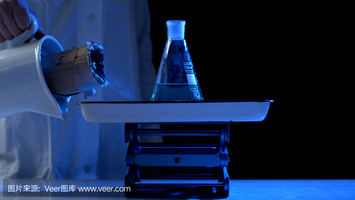 瓶子和液氮在实验室里。化学实验。烧瓶用水和