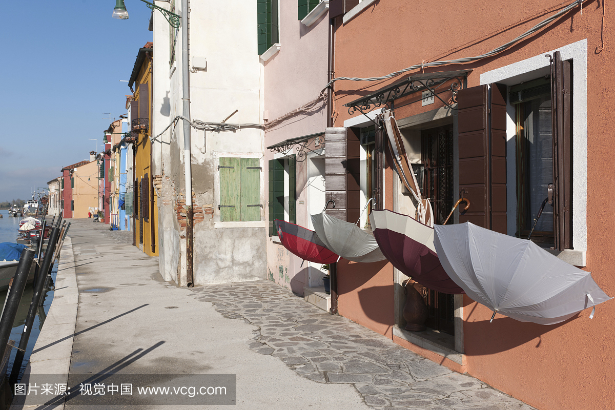 雨伞挂在Burano岛,威尼斯,意大利,南欧的建筑物