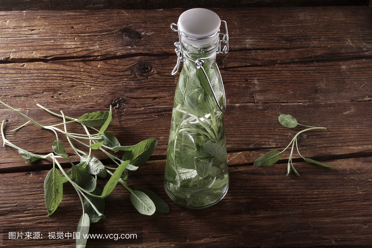 鼠尾草(Salvia),准备制作药物或酒,在一个质朴的