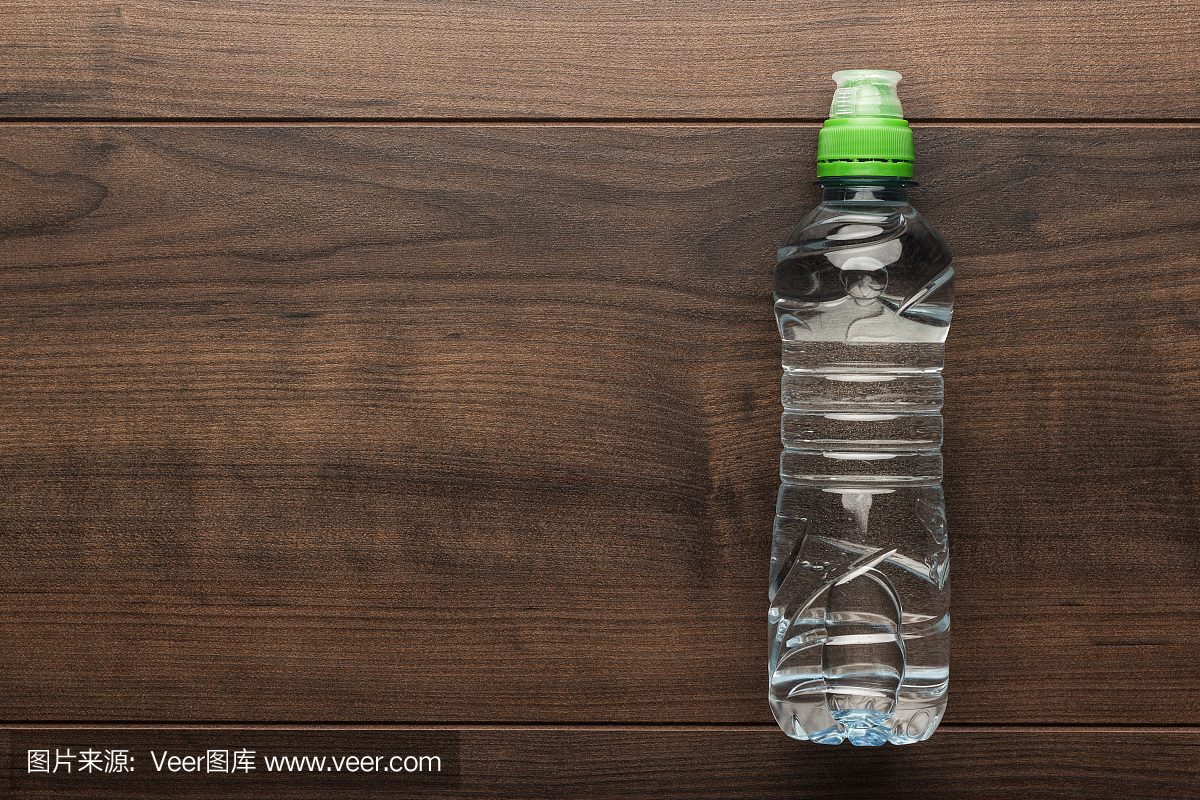 塑料水瓶在桌子上