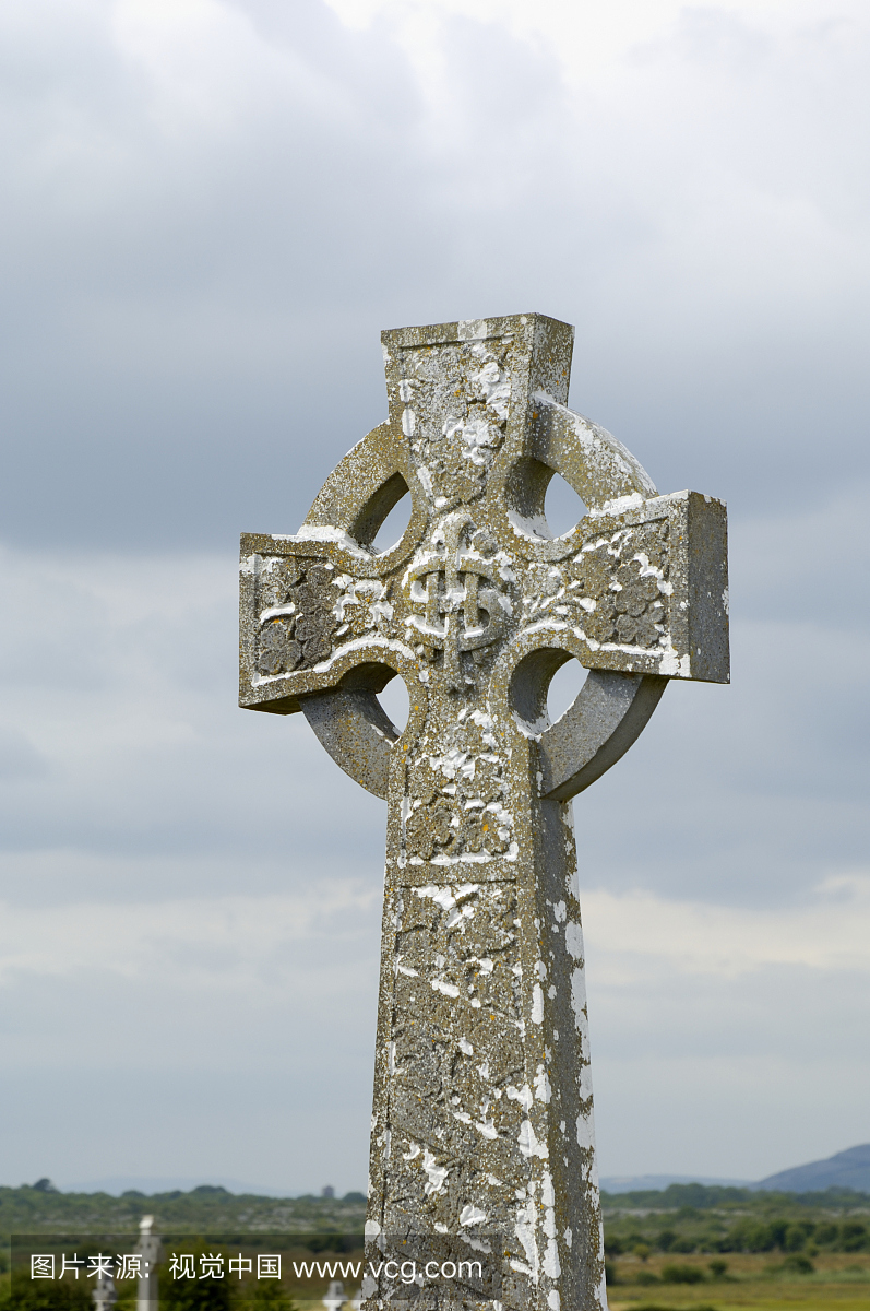 凯尔特风格十字架在墓地,基尔马克达教堂和圆
