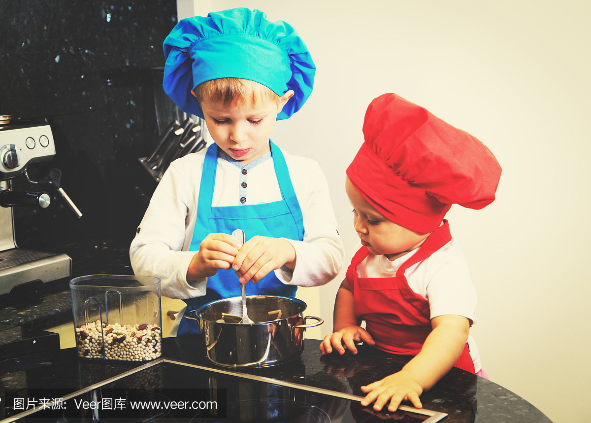 小男孩和女孩喜欢在厨房做饭