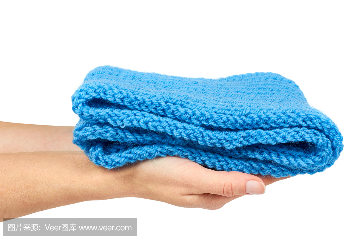 在手温暖羊毛自制蓝色围巾,孤立的白色背景上