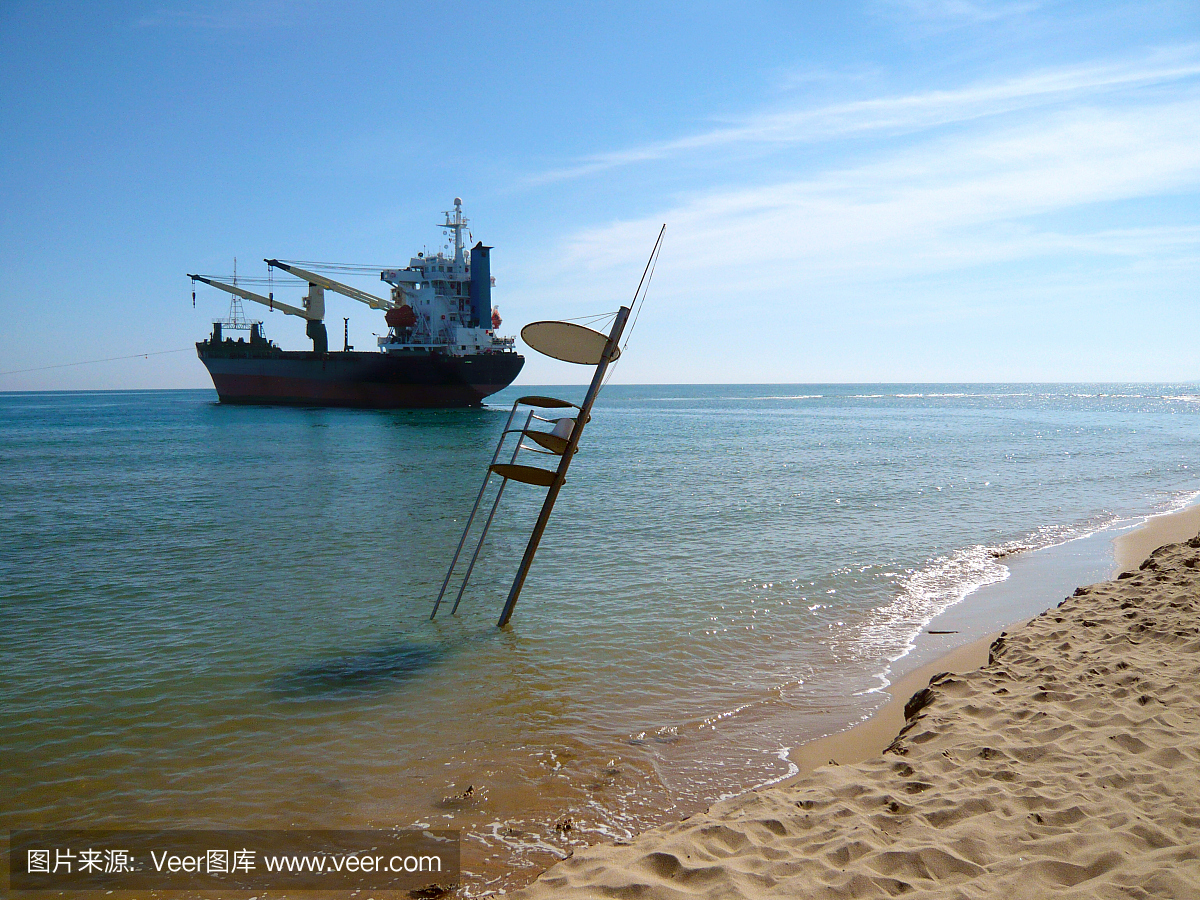 船在Saler海滩,瓦伦西亚,西班牙搁浅。运行搁浅