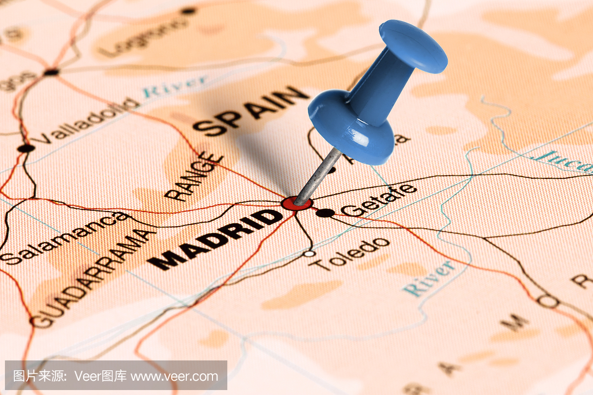 地点马德里蓝色的针在地图上。