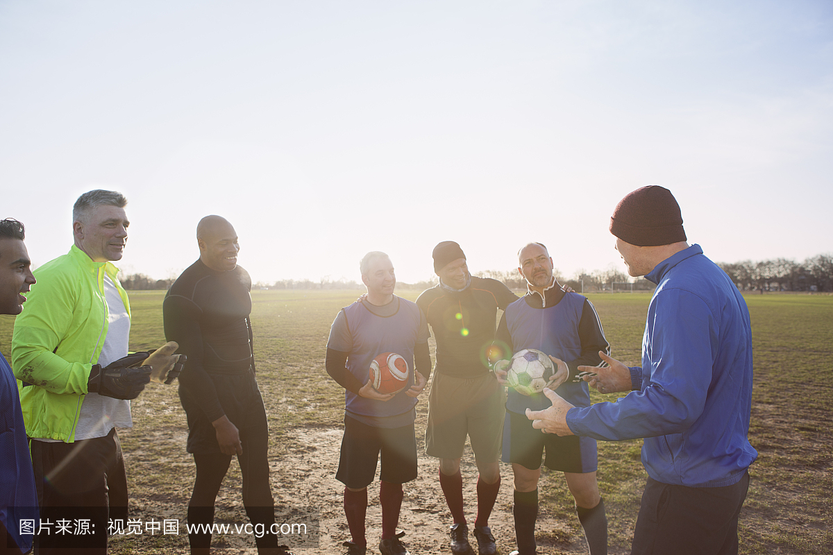 成熟的男子足球运动员在场上指导