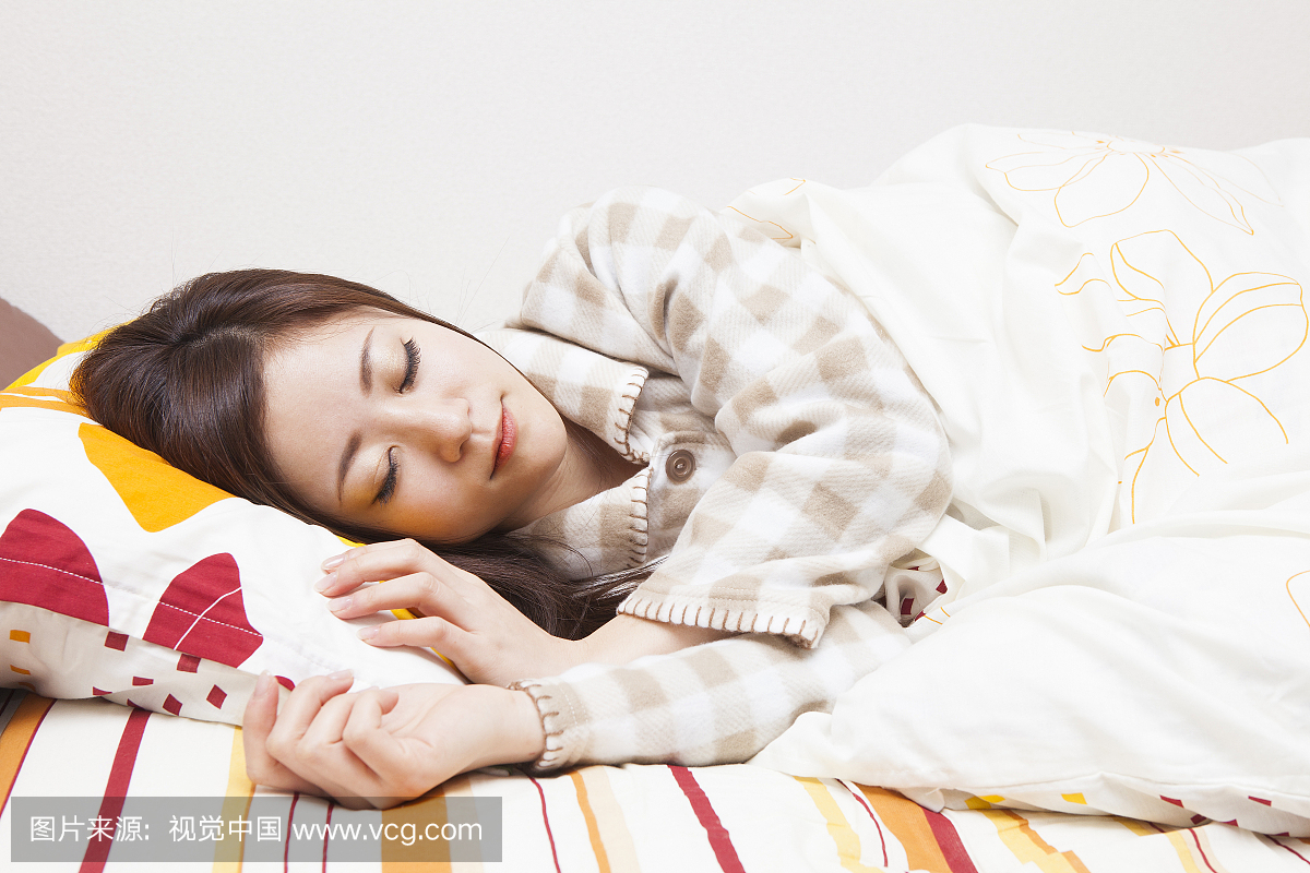 睡在床上的日本女人