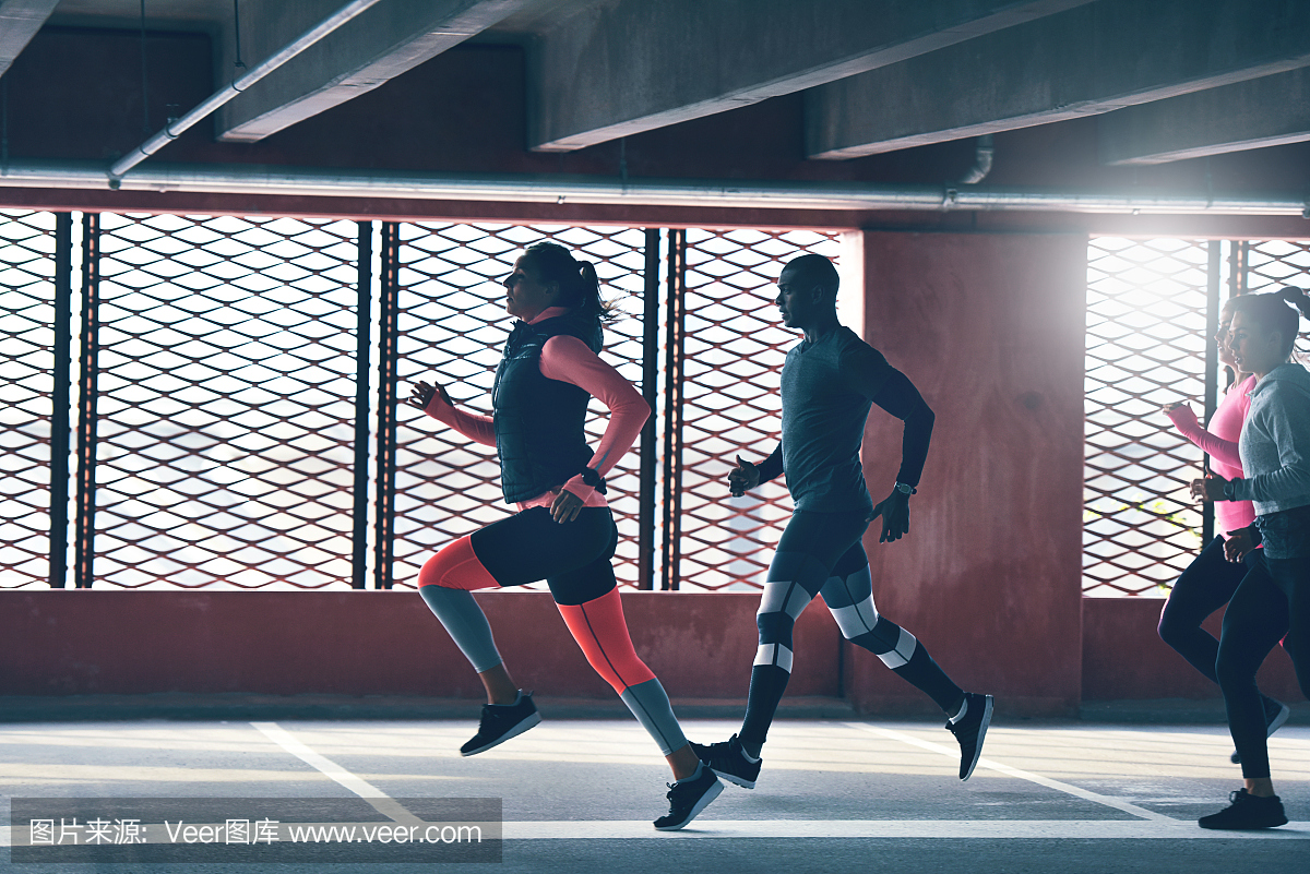 赛跑者抓住了动作