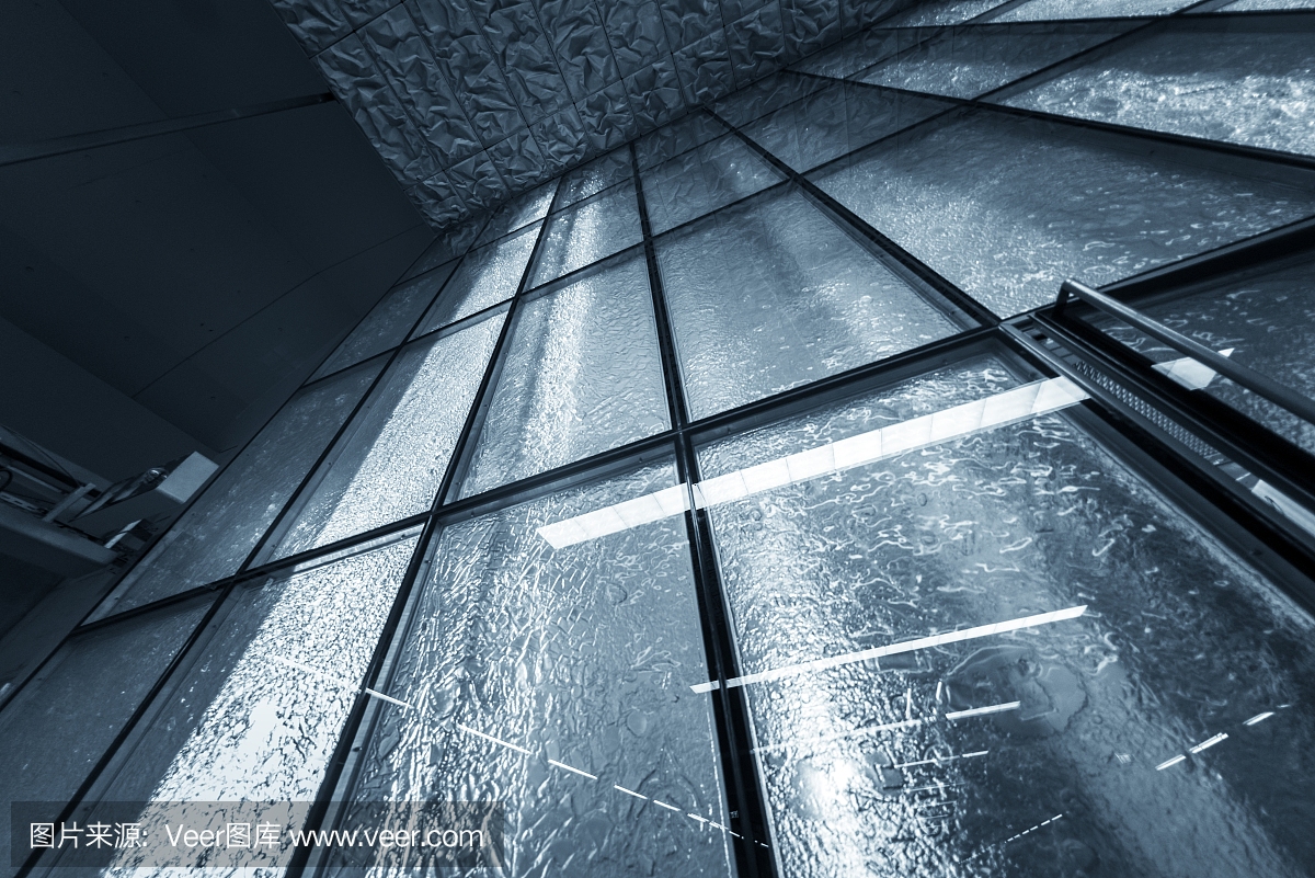 具有大玻璃表面的未来派建筑