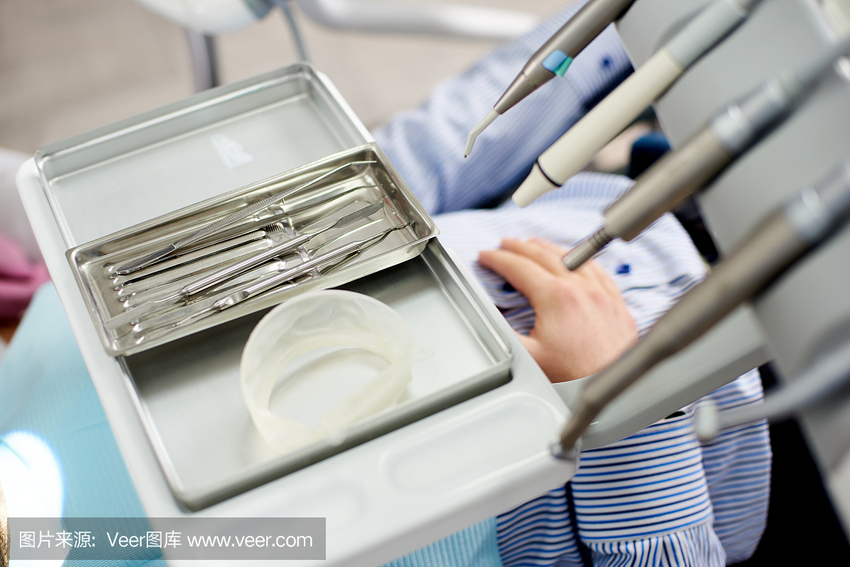 牙科工具正在牙科诊所的银色医疗托盘上显示。