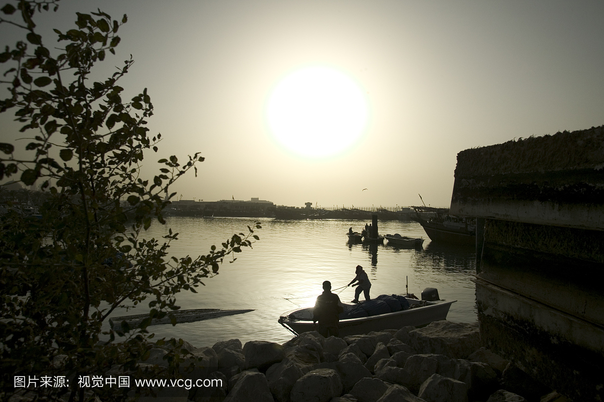 在科威特科威特市港口工作的渔民。