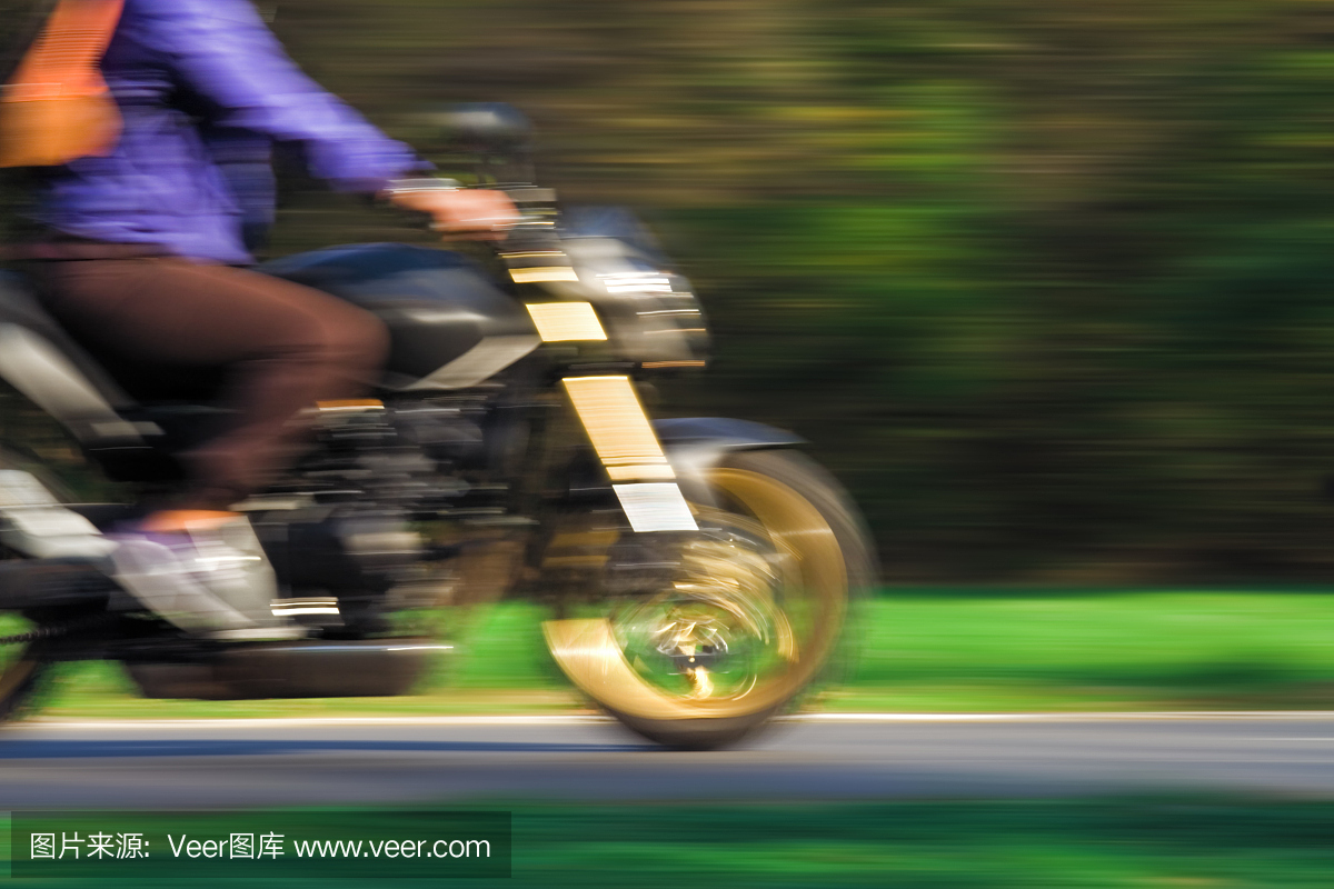 模糊运动中的骑自行车的人