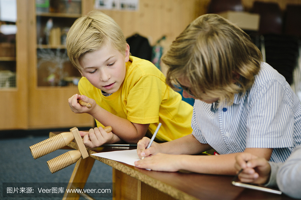 音乐课小学生打击乐器工作