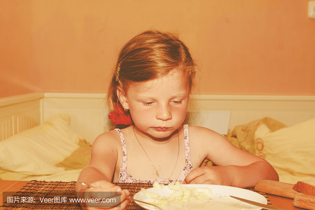 小女孩吃零食。小女孩吃面包与奶酪传播。可爱