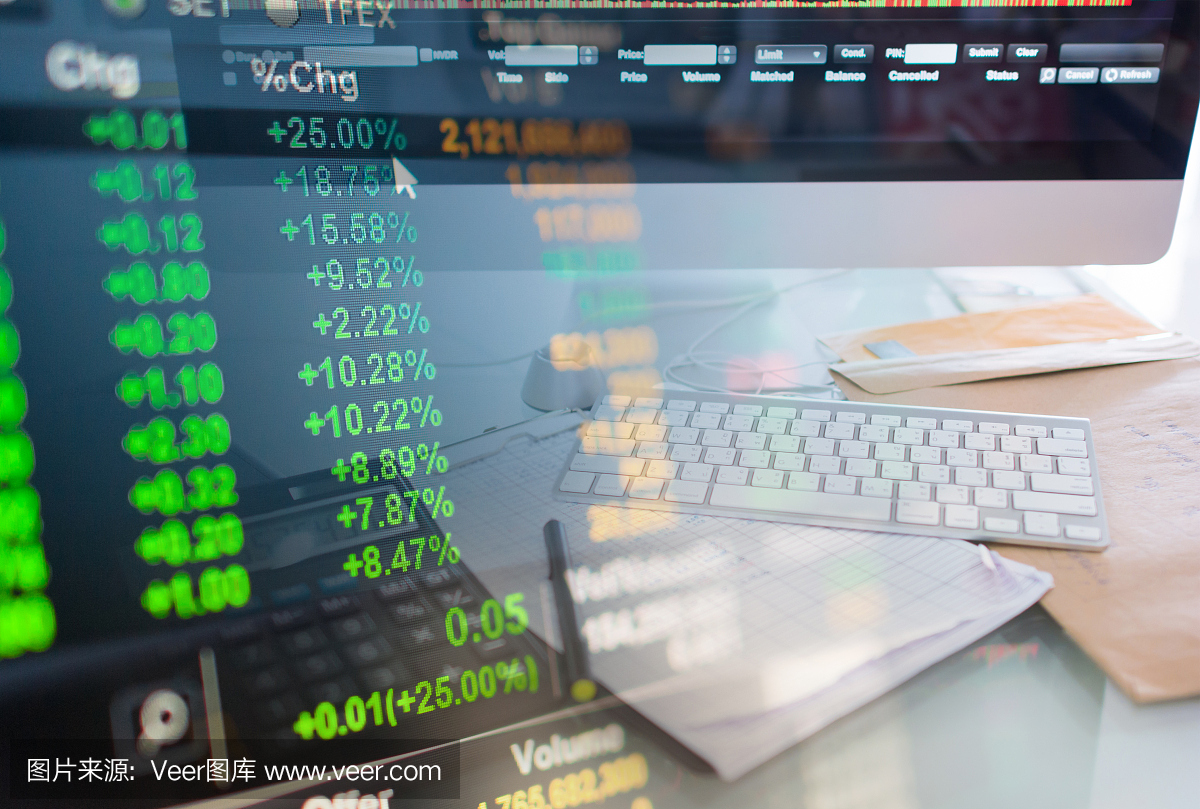 商人分析股票市场与数字平板和笔记本电脑在办