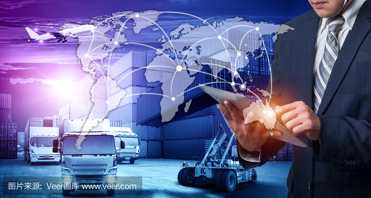 商人按前面的触摸屏界面上的按钮物流工业集装