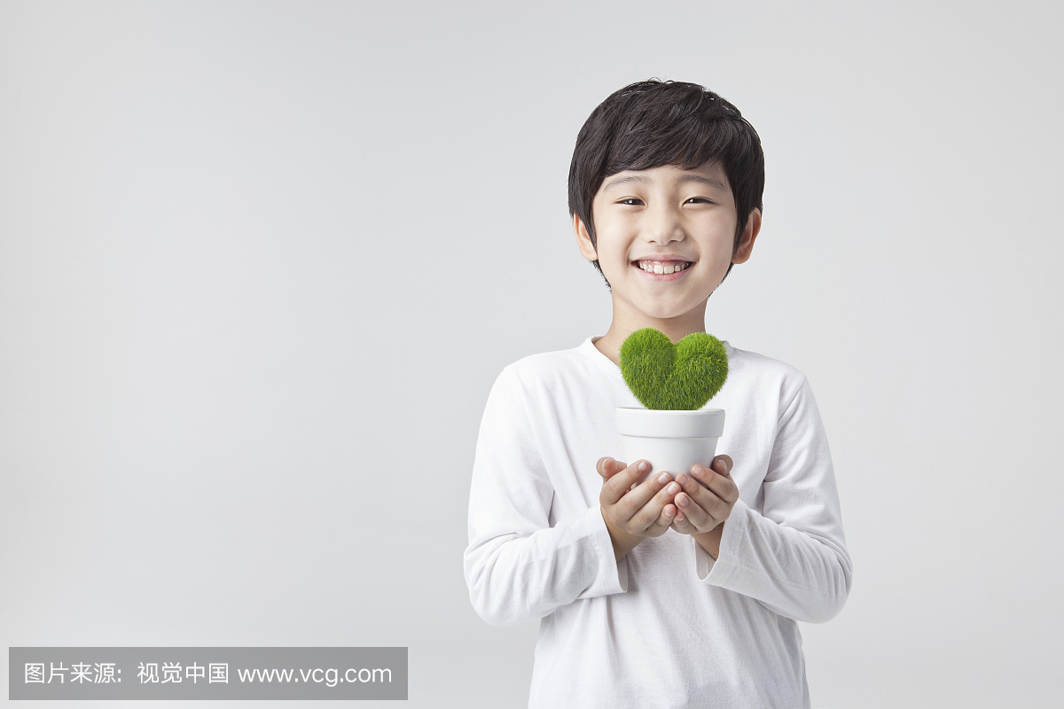 男孩抱着植物盆,韩国人
