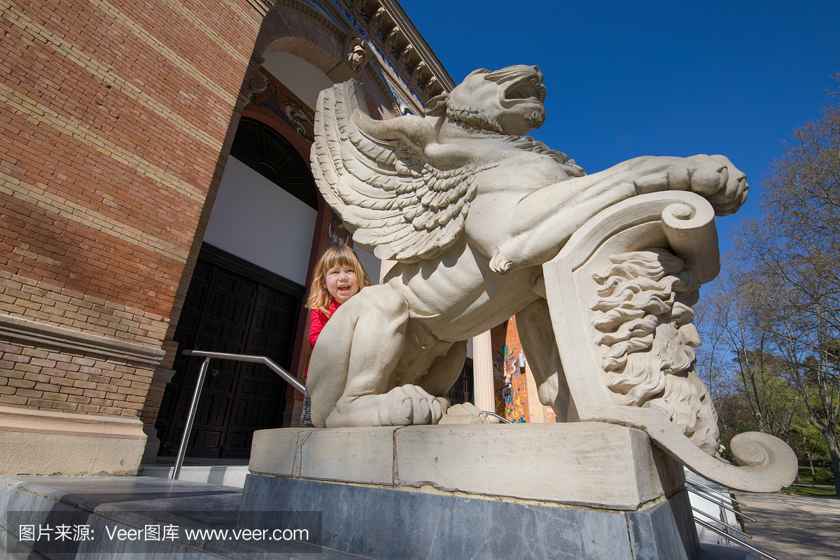 靠在马德里的狮子上的小孩