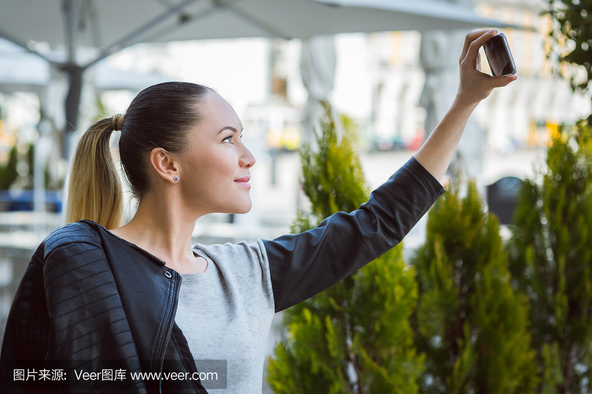 美丽的年轻女子在现实生活中,她做自制