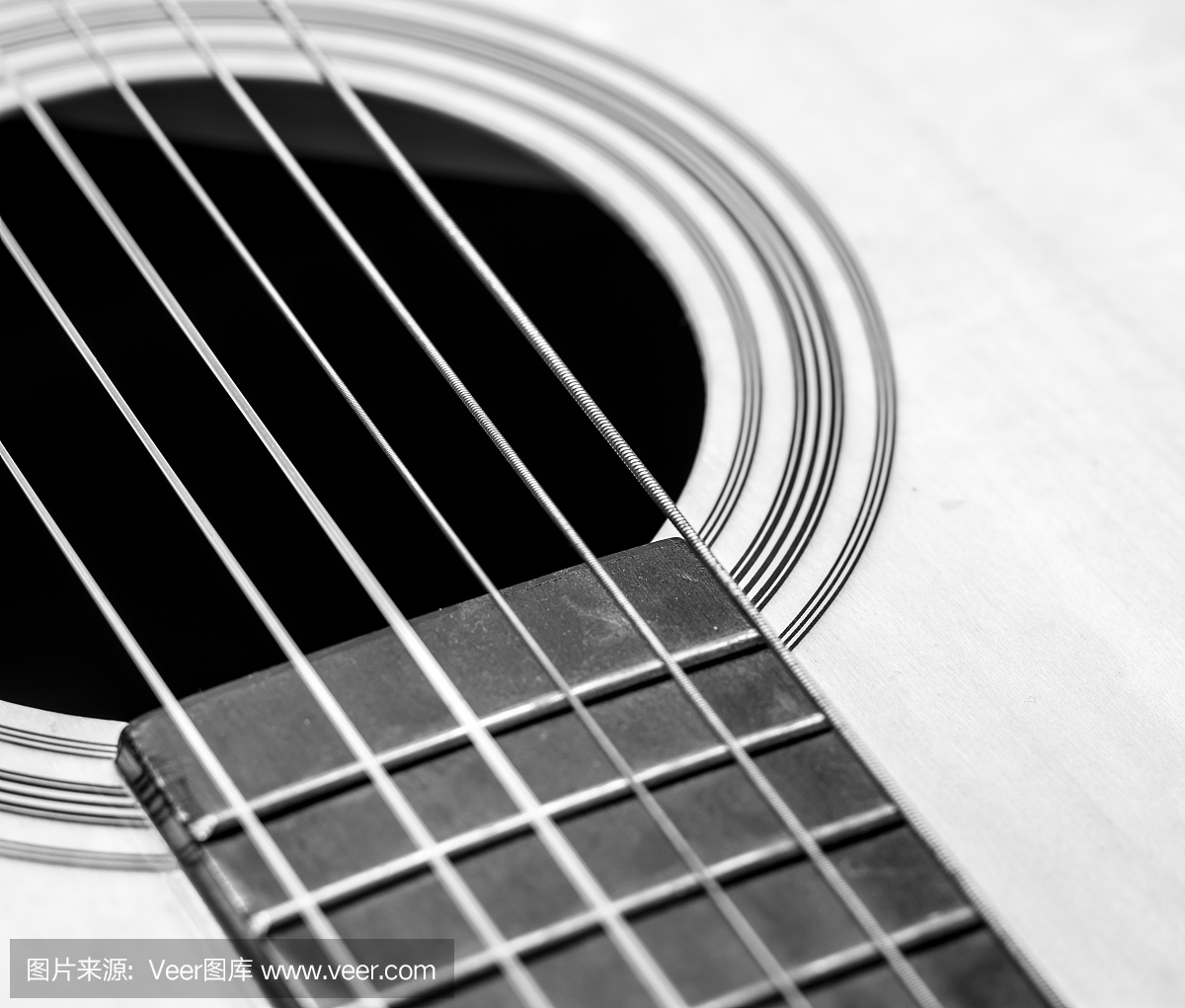 吉他弦,关闭。原声吉他。黑白摄影。