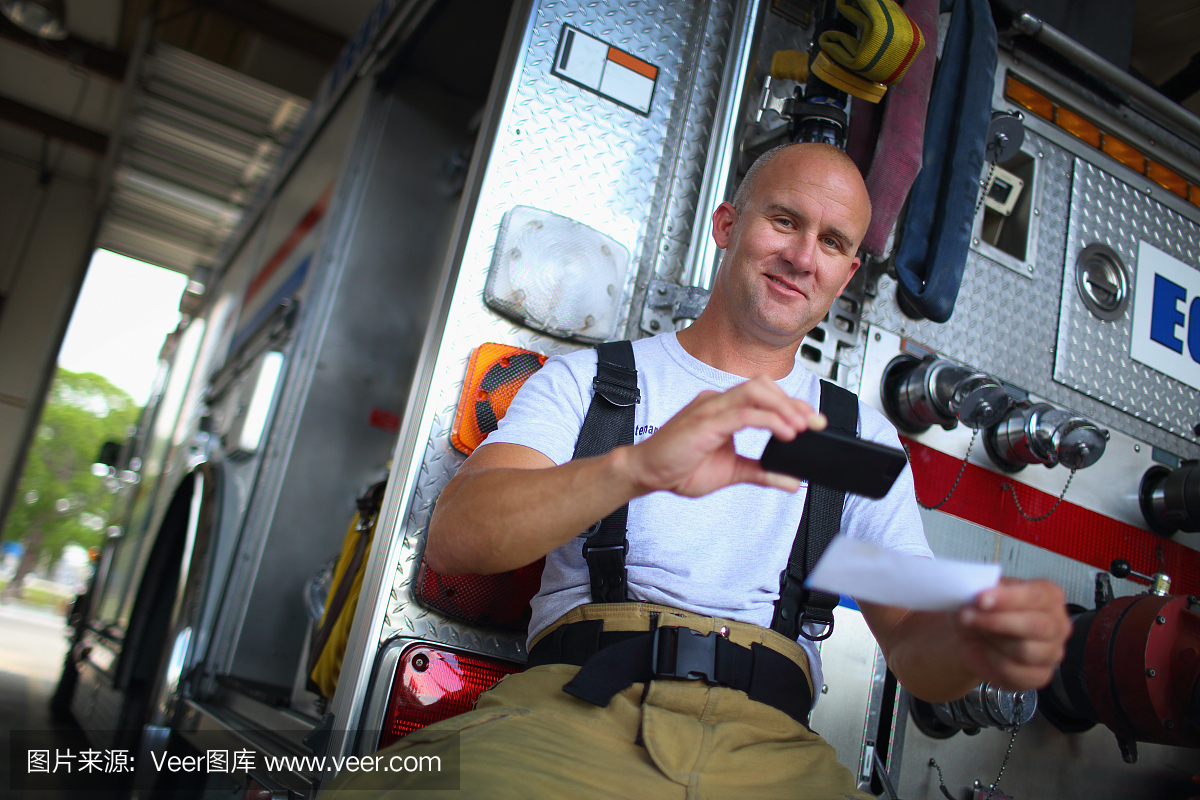 消防员用手机存放支票