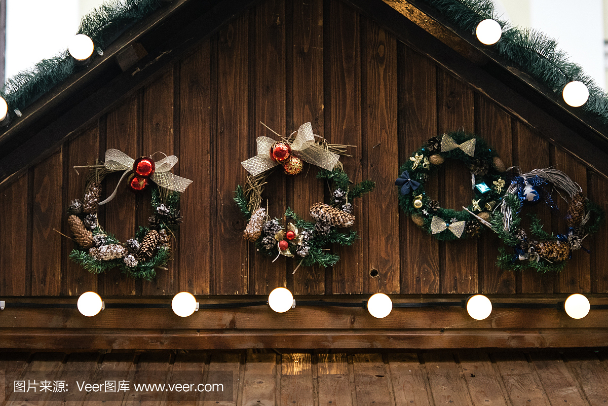 时尚豪华圣诞花环灯和wwooden小木屋上的花