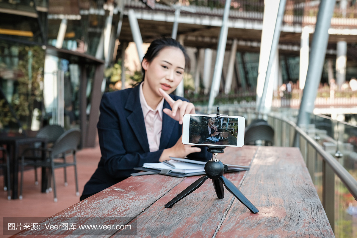 女实业家使用智能手机在线直播。女人录制视频