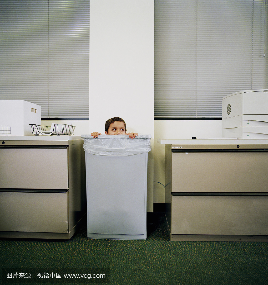 躲在垃圾桶的男孩(4-8)可以在办公室(上部)