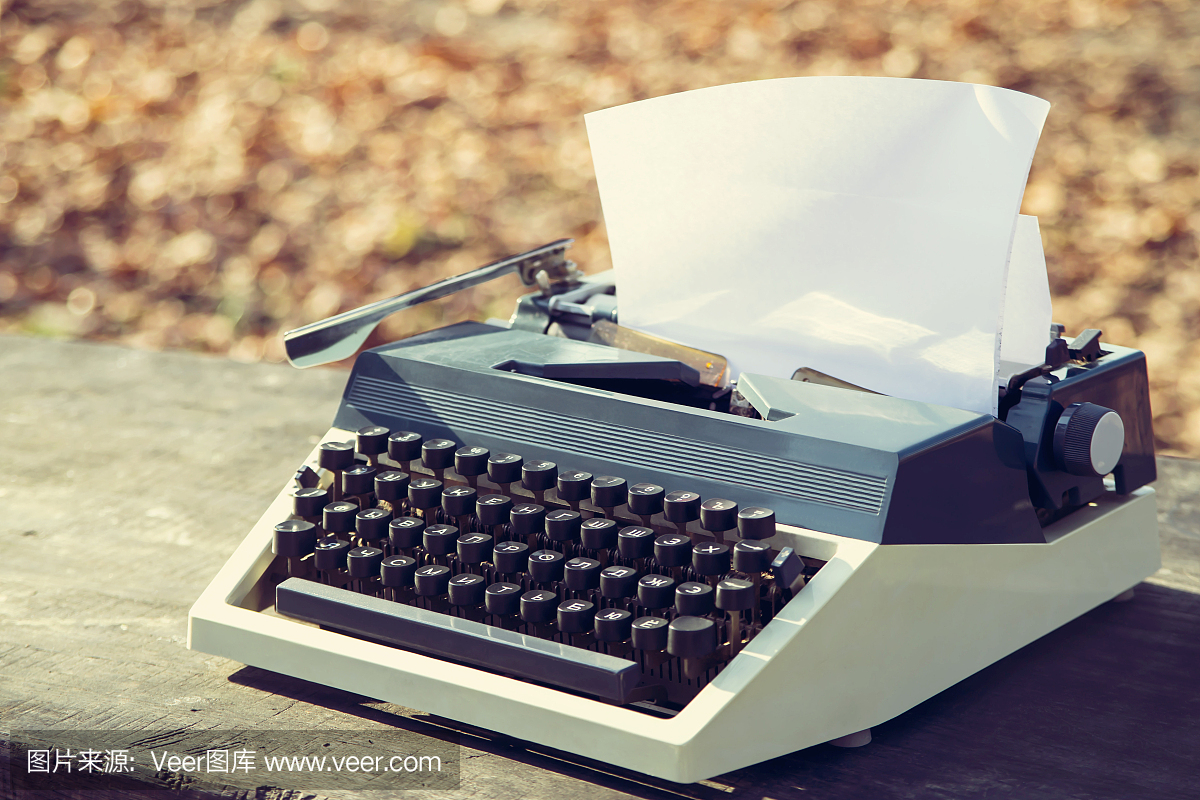 在一张木桌上的打字机户外在一个晴朗的秋日