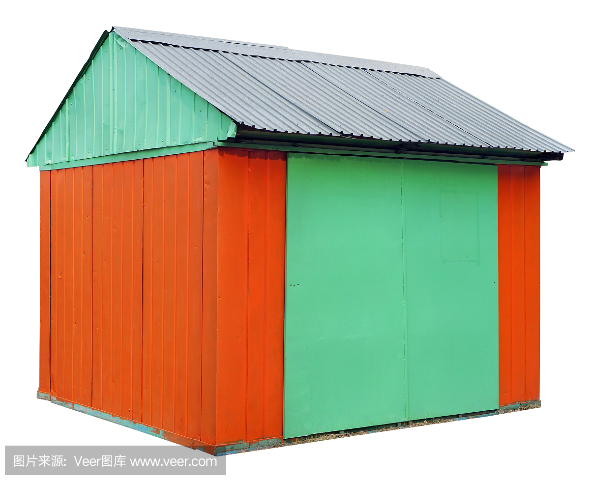 农村棚屋由波纹铁板制成,涂上橙色和绿色的油
