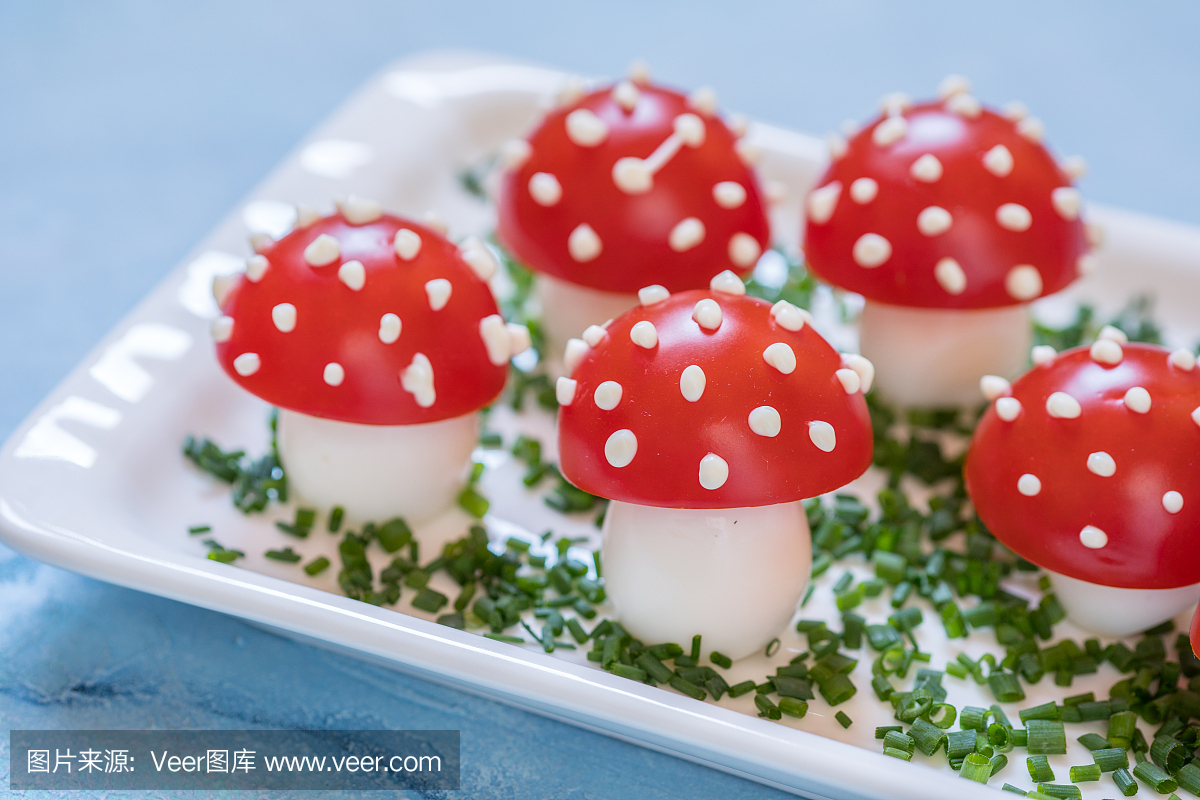 土豆和蕃茄开胃菜看起来是amanita鸡蛋肉洋葱炒菜图片