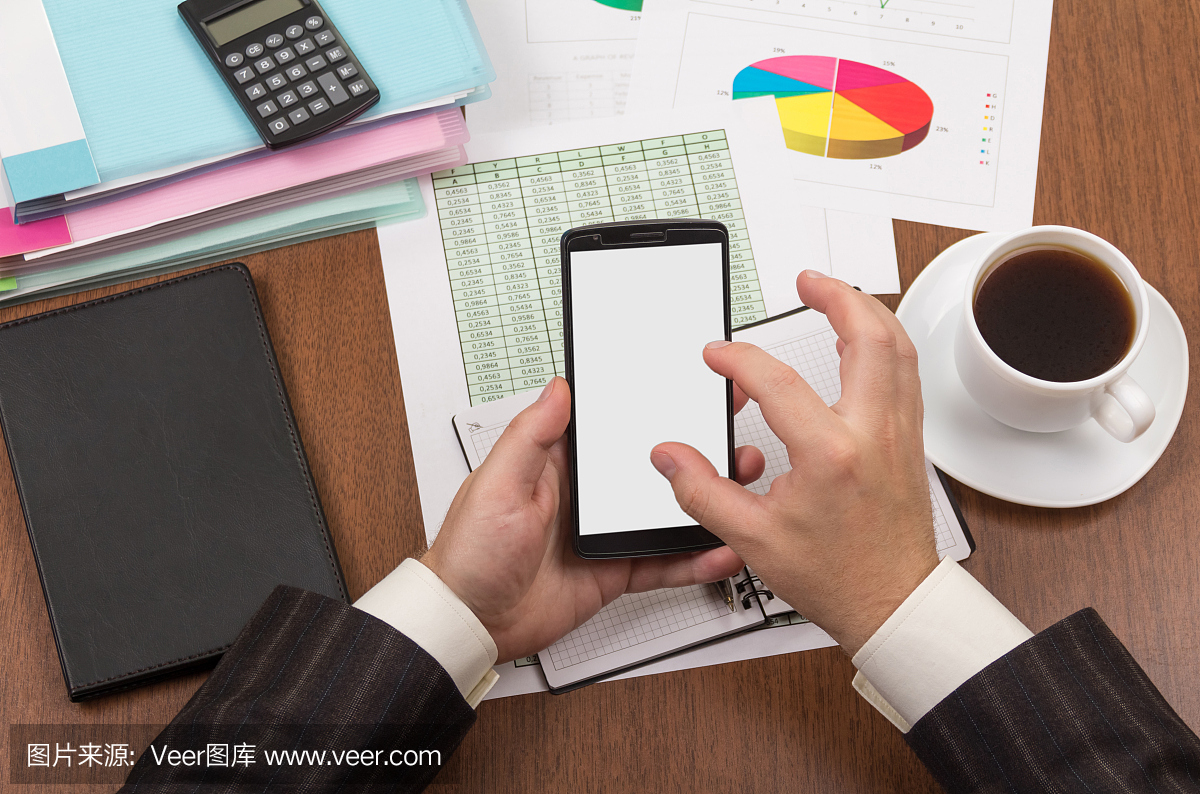 办公室桌子,咖啡,与论文的文件夹