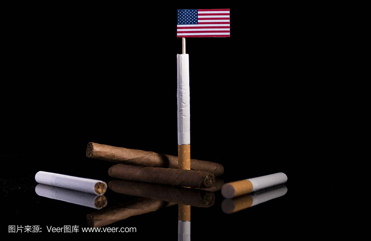 美国国旗与香烟和雪茄。烟草业概念。