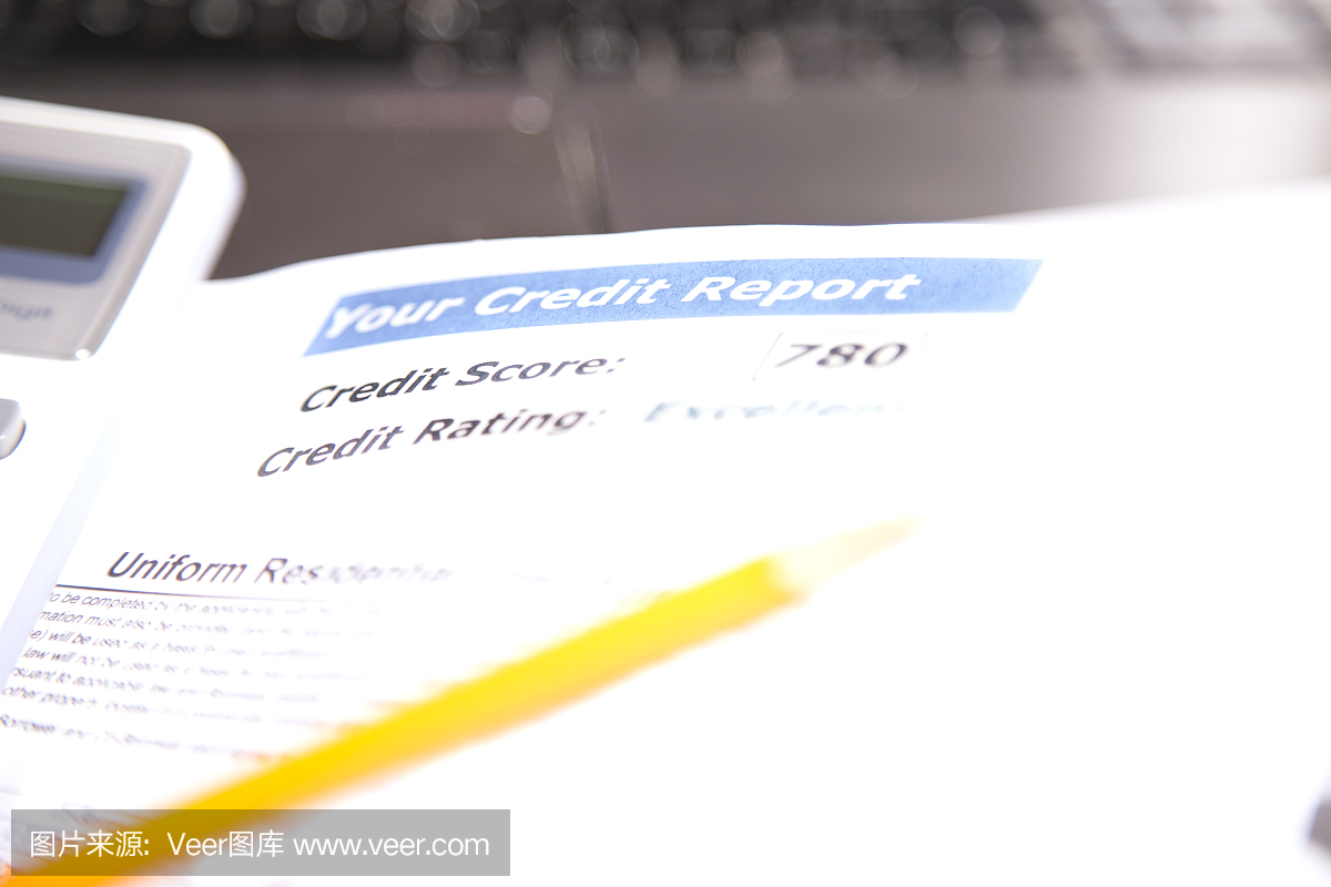信用报告,分数,贷款凭证,笔记本电脑和桌上计算