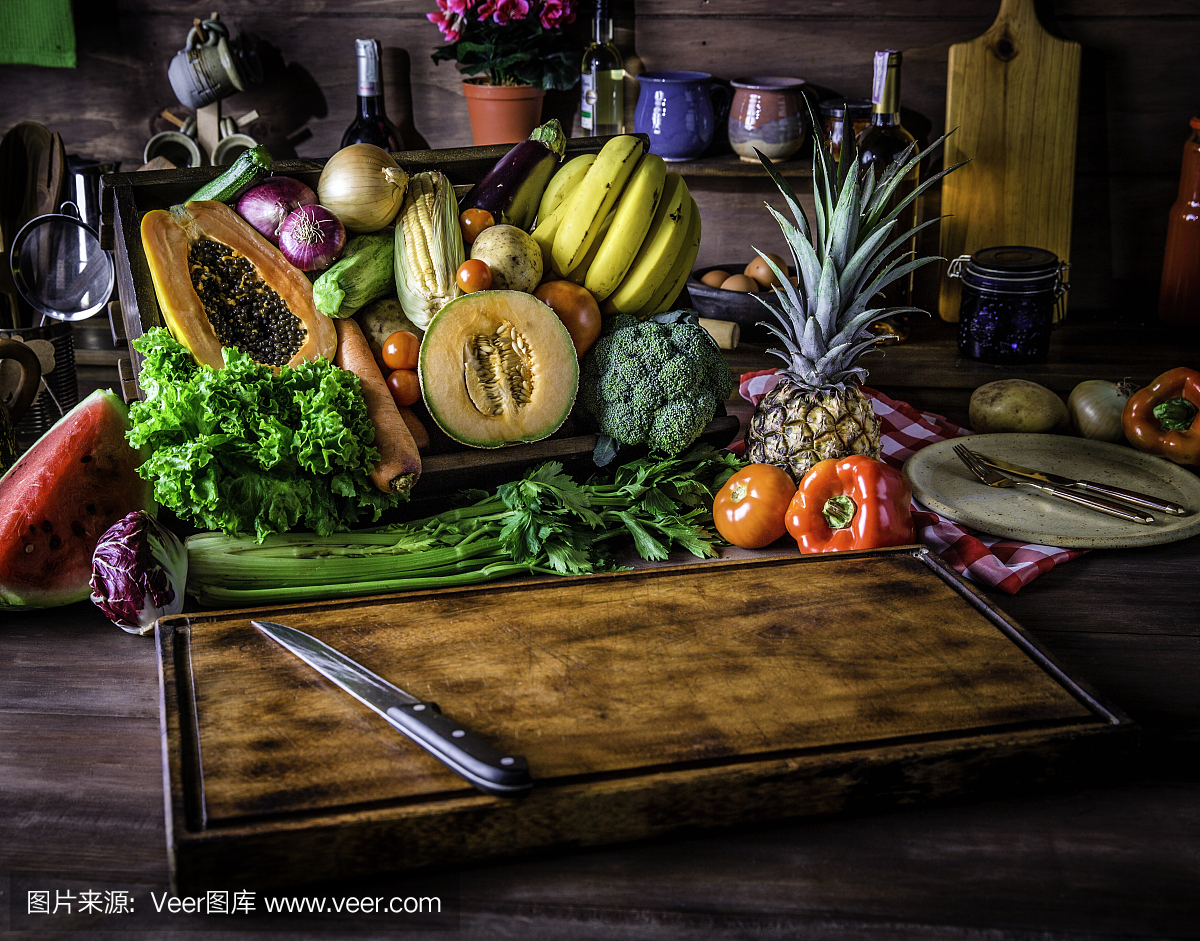 切菜板在乡村厨房准备切割和加工有机热带水果