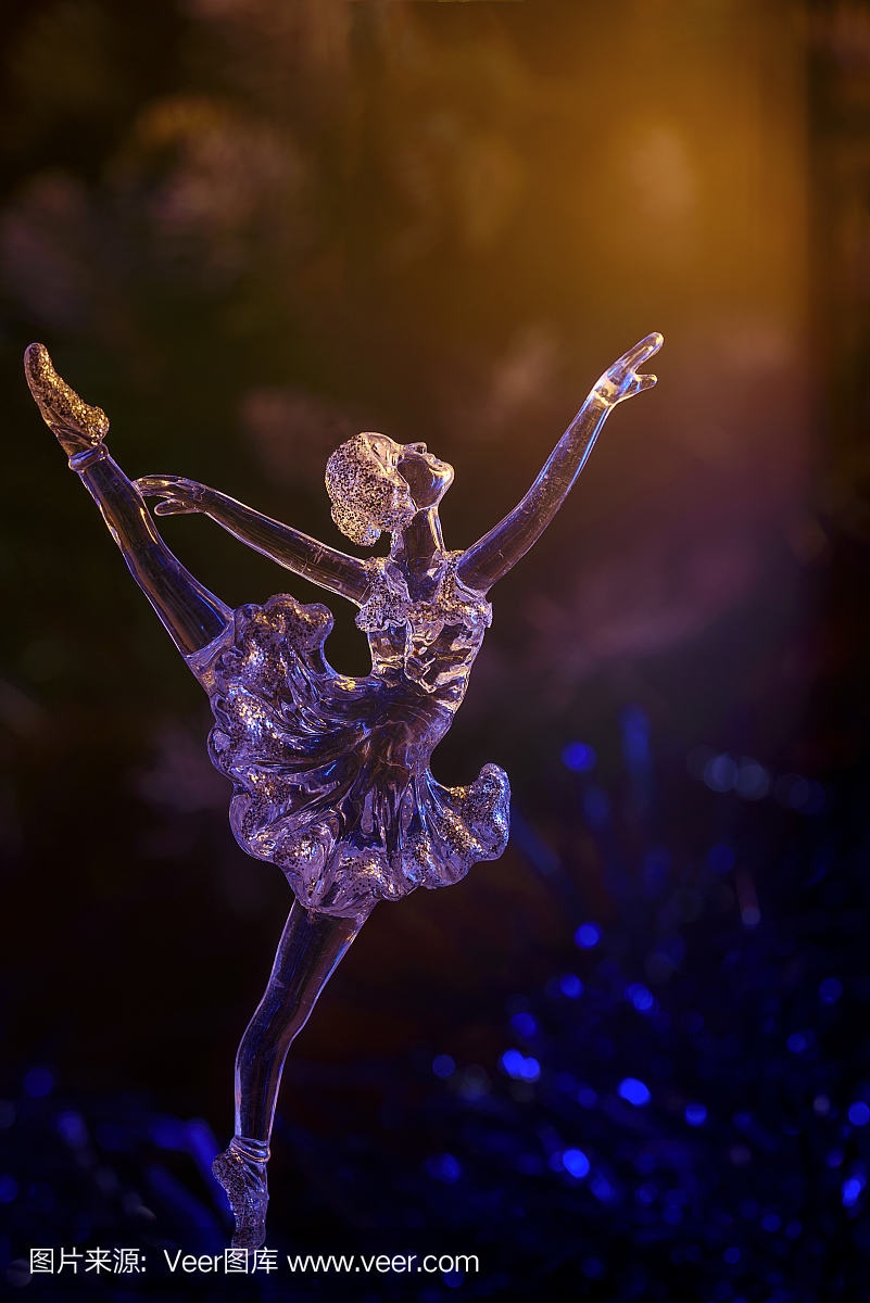 在黑暗的背景上的玻璃芭蕾舞蹈家。老式。选择