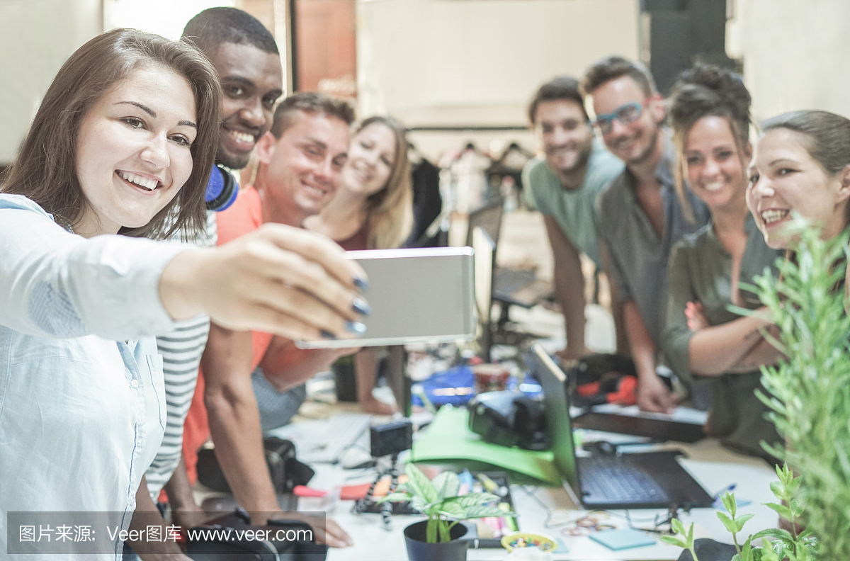 年轻的团队合作,在创意办公室中进行自我介绍