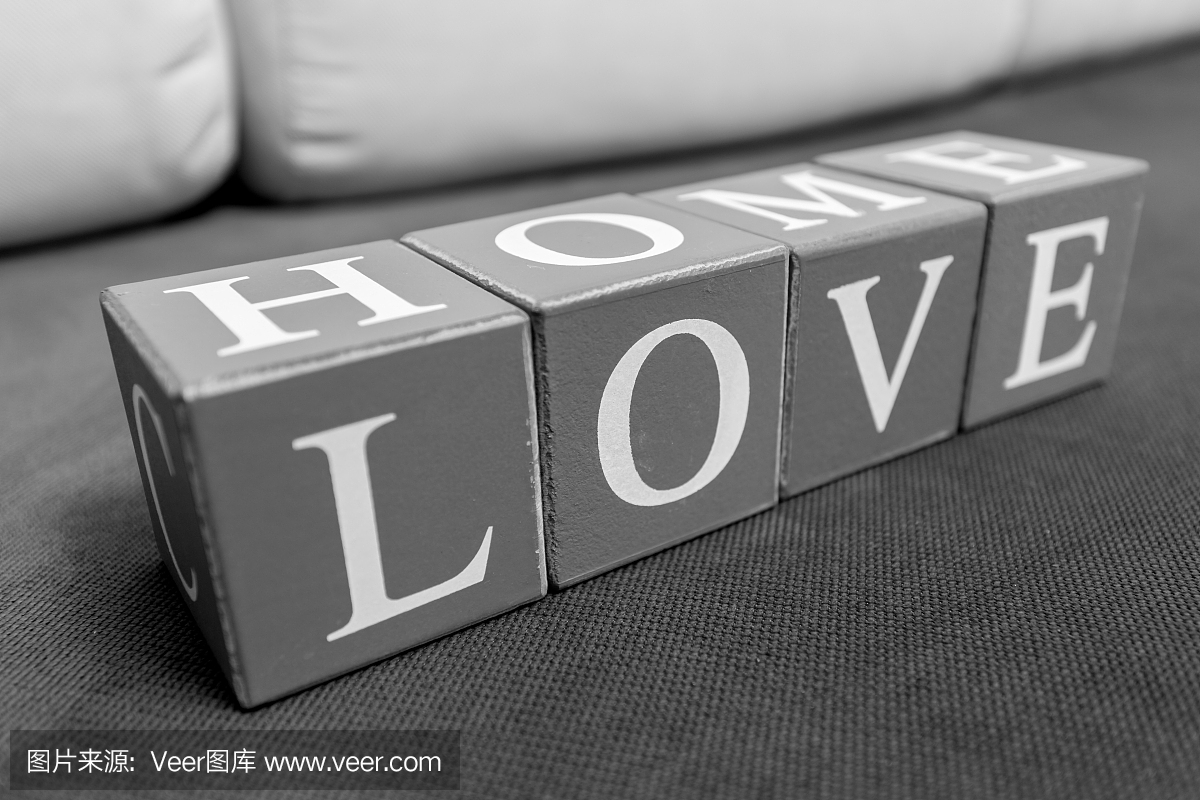 单词家和爱的概念照片拼写在砖上