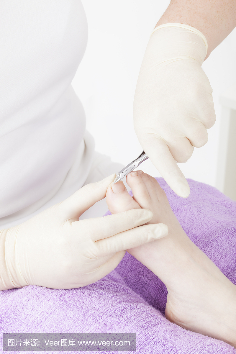 足科医生(chiropodist)在工作