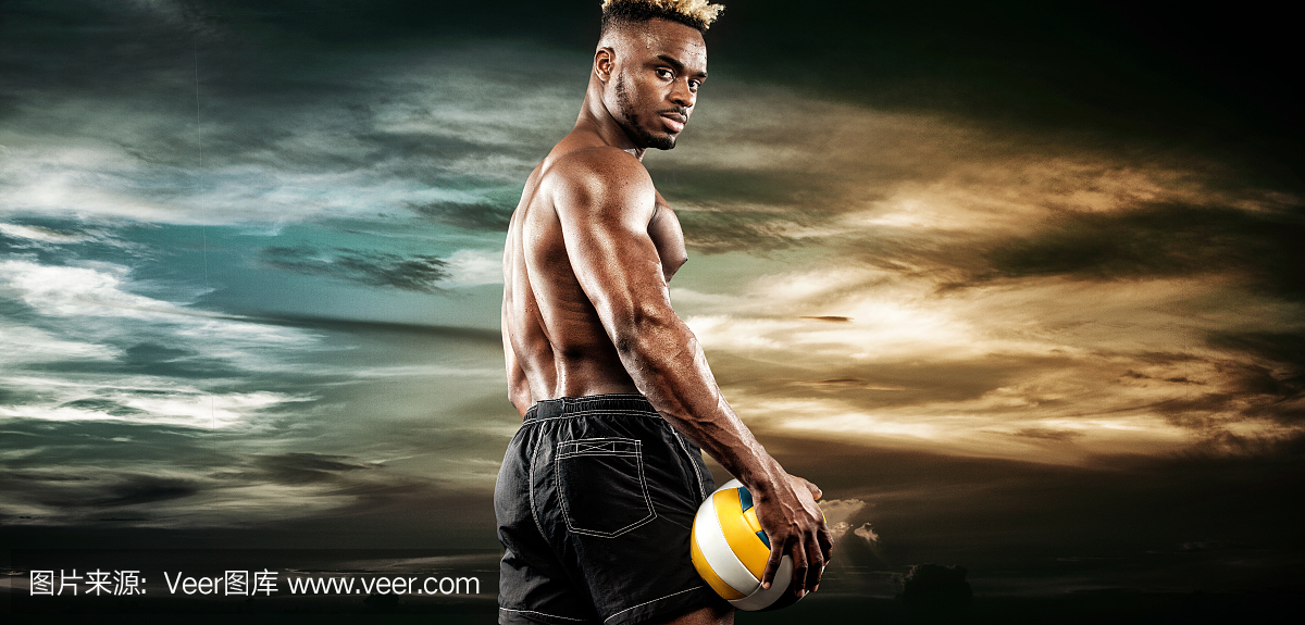 美国黑人运动员,排球运动员与球在天空日落的