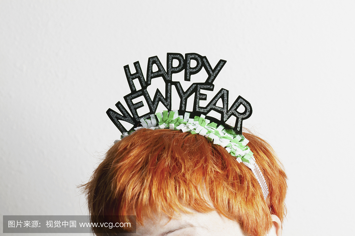 一个女人穿着一个派对头饰,新年快乐,头顶