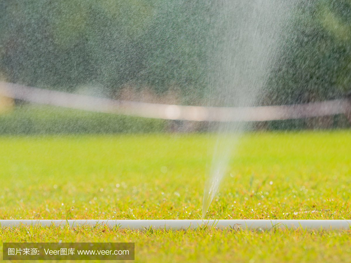 洒水器浇灌足球场的草地