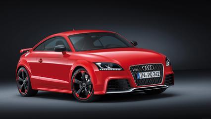 鲜红色的奥迪轿车是成功女士所拥有的汽车