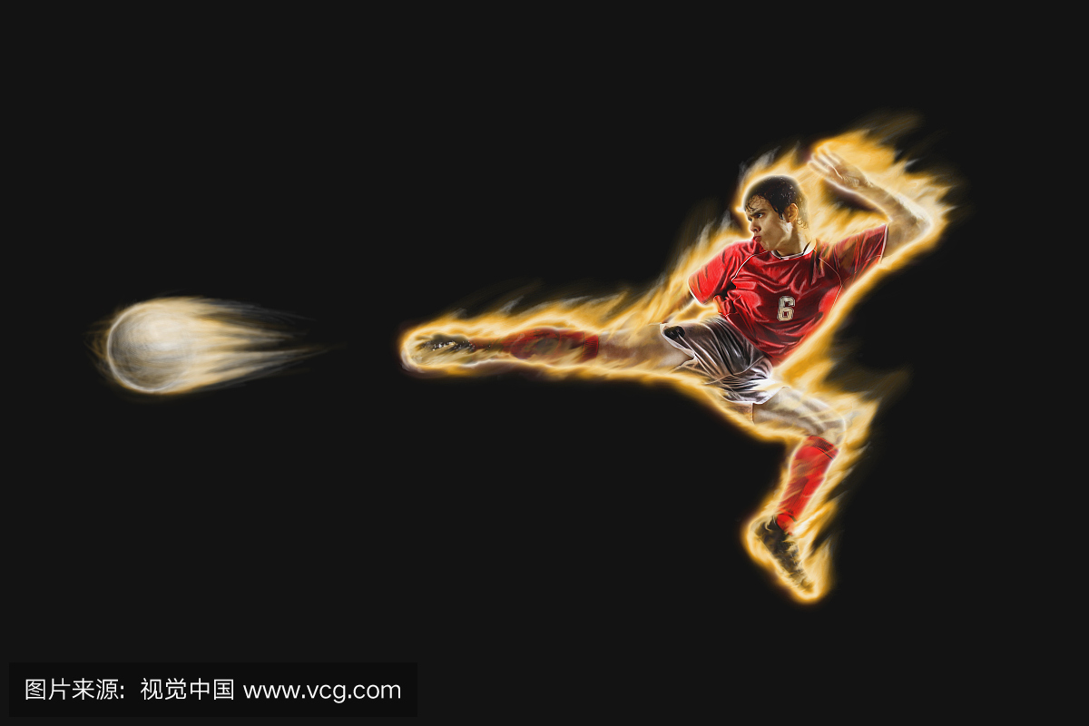 足球运动员在半空中踢球