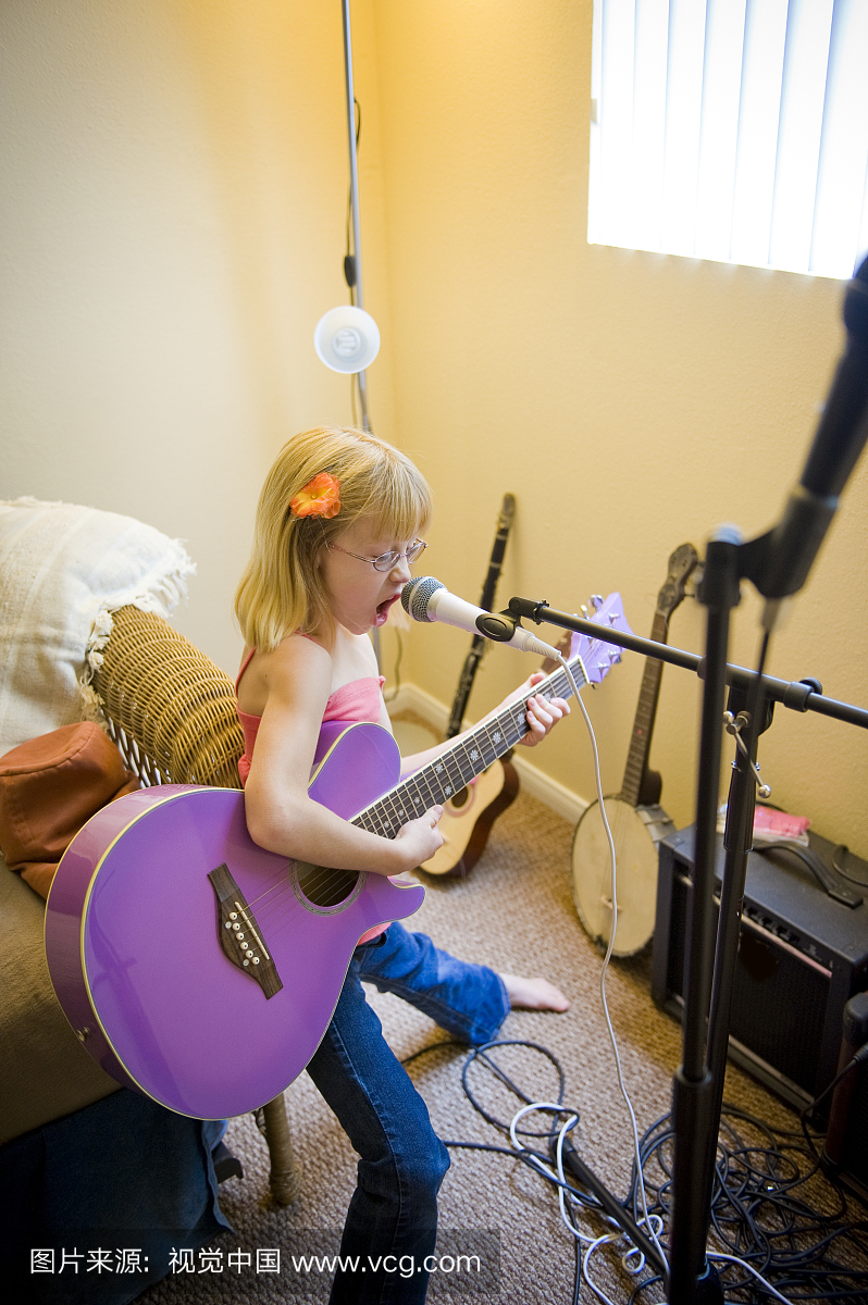 弹吉他和唱歌的小女孩