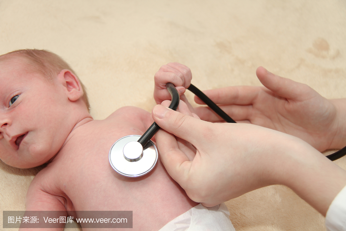 宝宝用听诊器的护士进行肺部检查