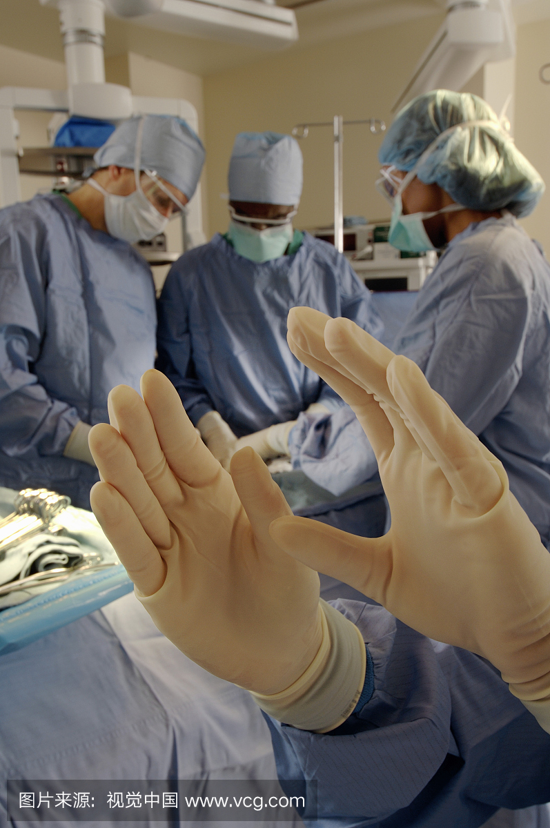 护士戴着乳胶手套,特写在手上,手术组操作