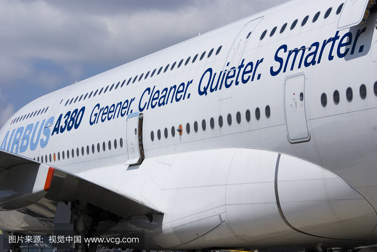 空客A380在巴黎航展上展出;展示营销口号,法国