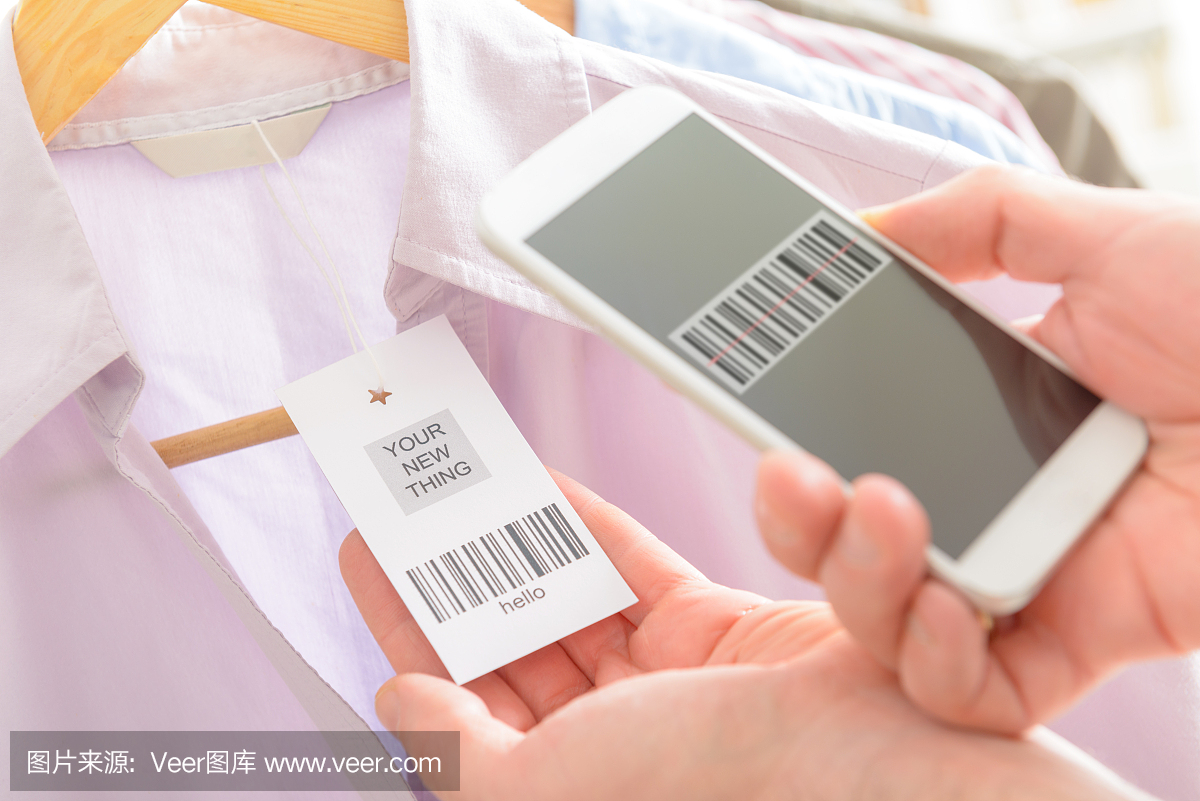 女人用手机扫描条码