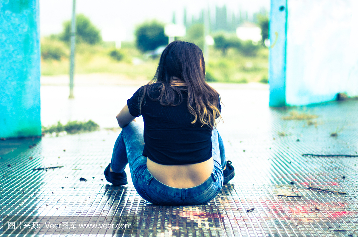 女孩坐地板湿雨背散景青色